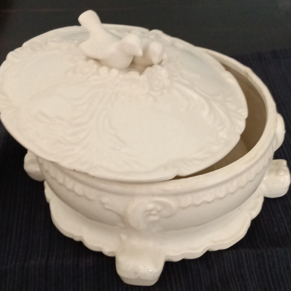 VTG Japanese Footed Dresser Trinket Ceramic Box with Doves